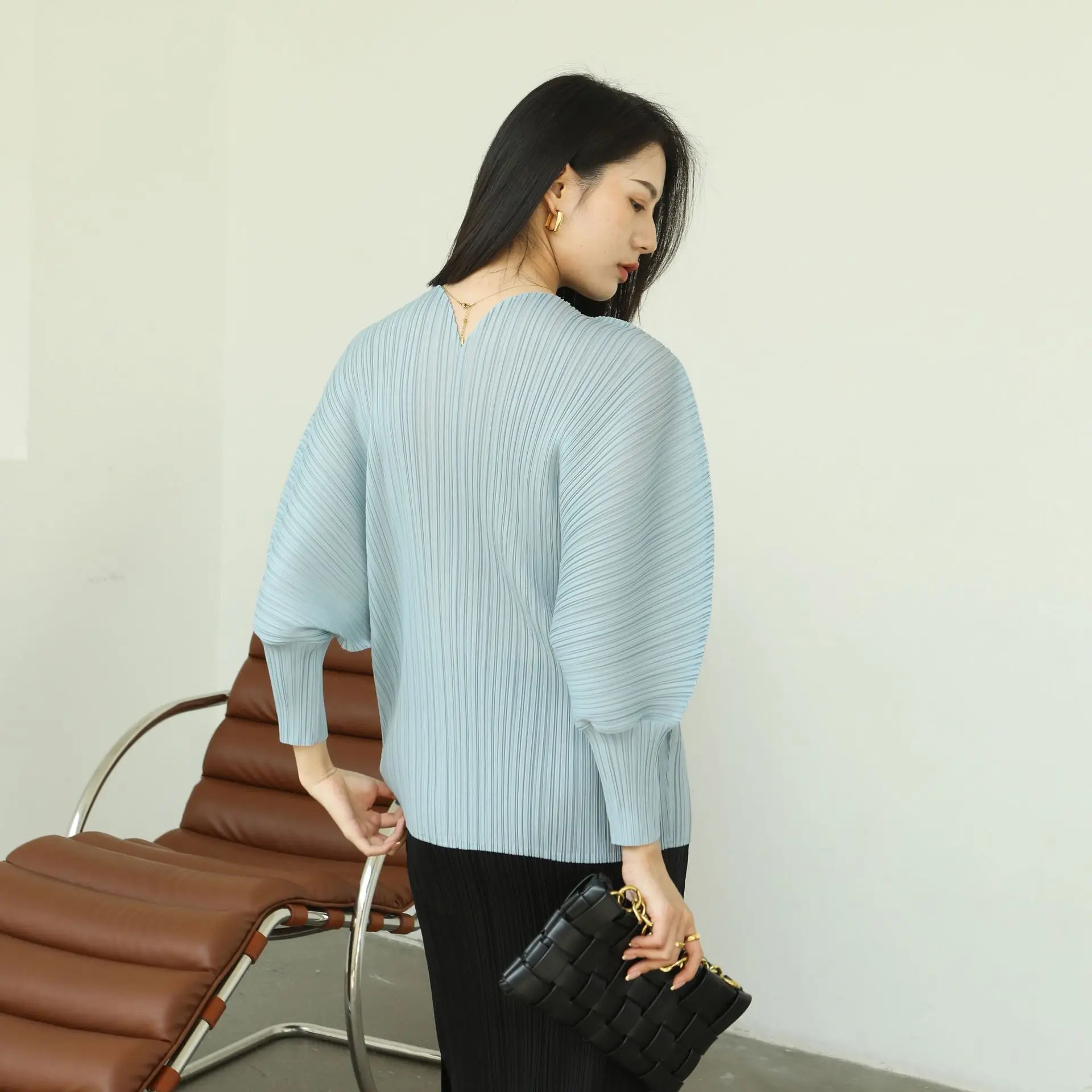 ミヤケプリーツVネックランタンスリーブトップス レディース 2026新作 高品質 おしゃれ シンプル カジュアル 韓国ファッション Tシャツ