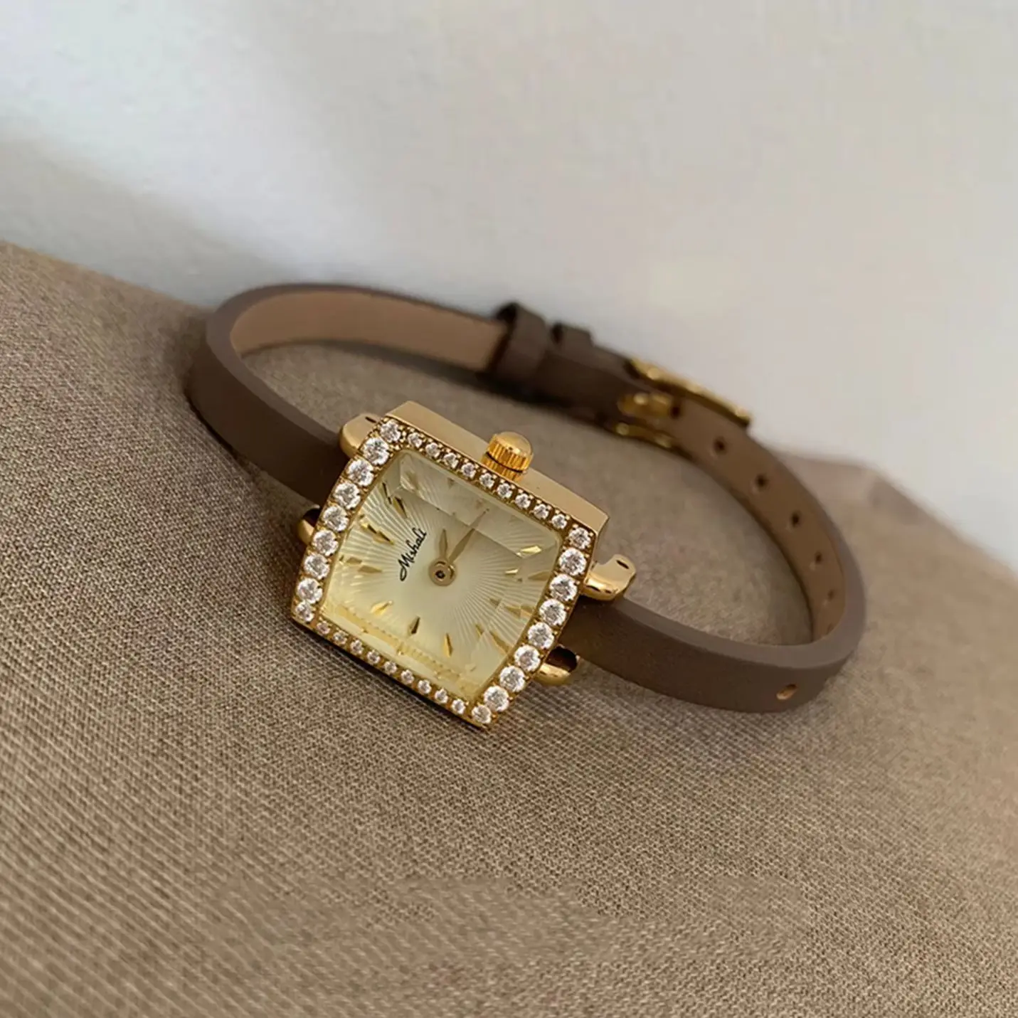 Vintage Women's Watch with High-end Diamond Inlaid Small Dial Genuine Leather Watch Fashionable Quartz Women's Watches Gift