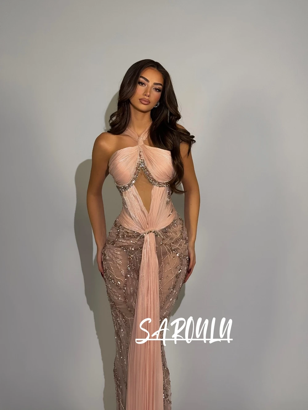 

Сексуальное вечернее платье с вырезом на шее и стразами, расшитое бисером, платье русалки с драпированной атласной вставкой, розовое вечернее платье для выпускного вечера, гала-вечер