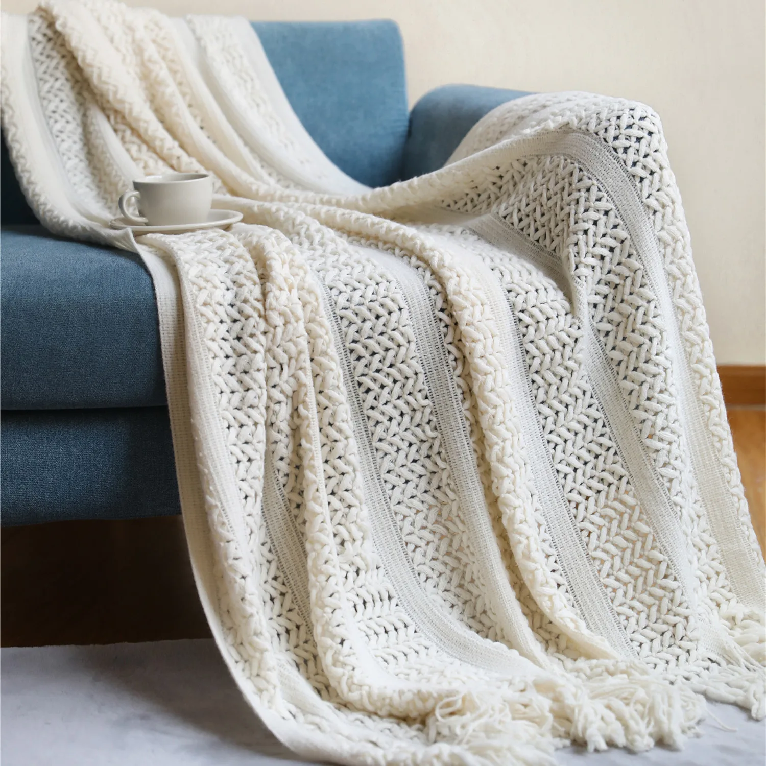 Weiße gestrickte Überwurfdecken mit Quasten, weich und warm, dekorativ, gemütlich, gewebt, Boho-Vintage-Geschenk, nordische Boho-Strickdecken, kariert