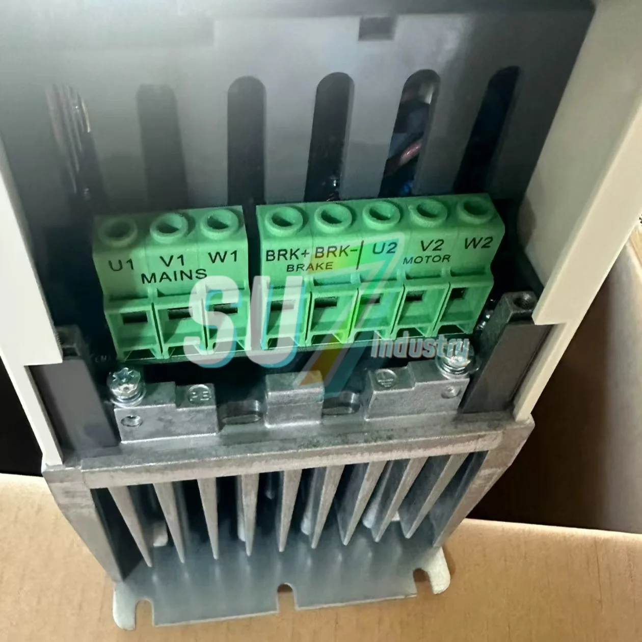 倉庫内新入荷 ACS550-01-05A4-4 ACS550-01-06A9-4 インバータ