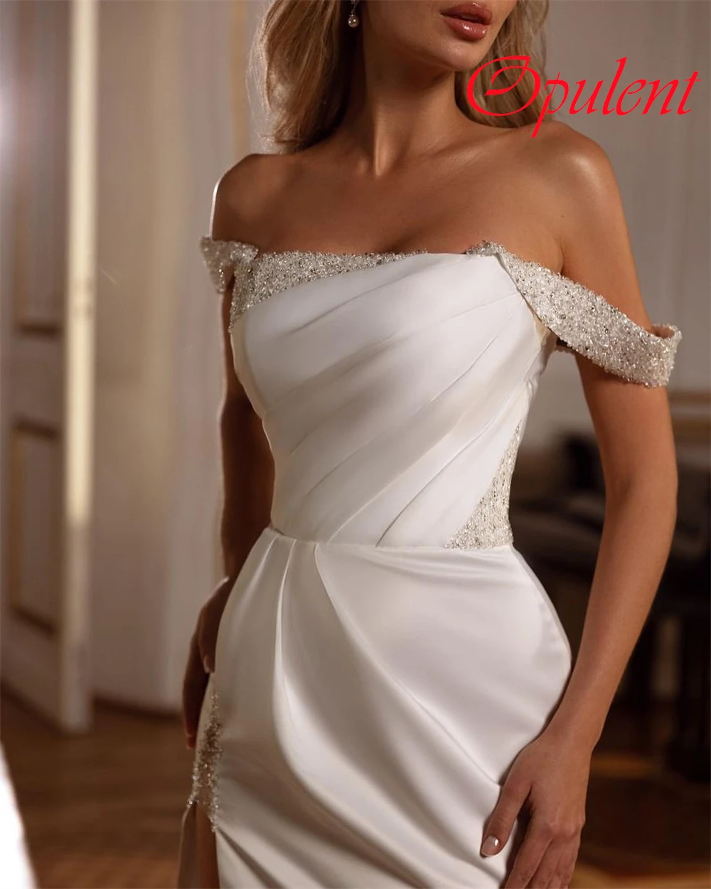 Abito da sposa in raso bianco personalizzato Elegante senza spalline con spalle scoperte Maniche corte Abiti da sposa Abiti senza schienale con strascico da cappella