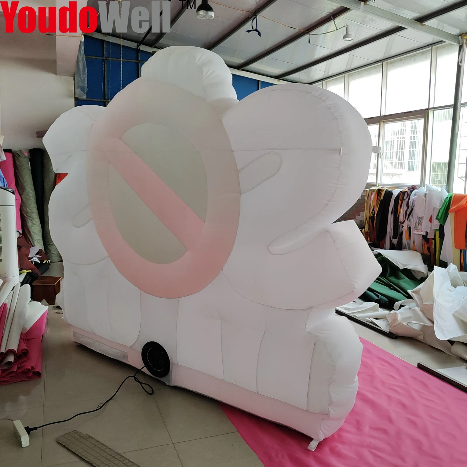 Customized Portable Inflatable Tripod Drawing with LED Light for Trade Event Decoration or Advertising