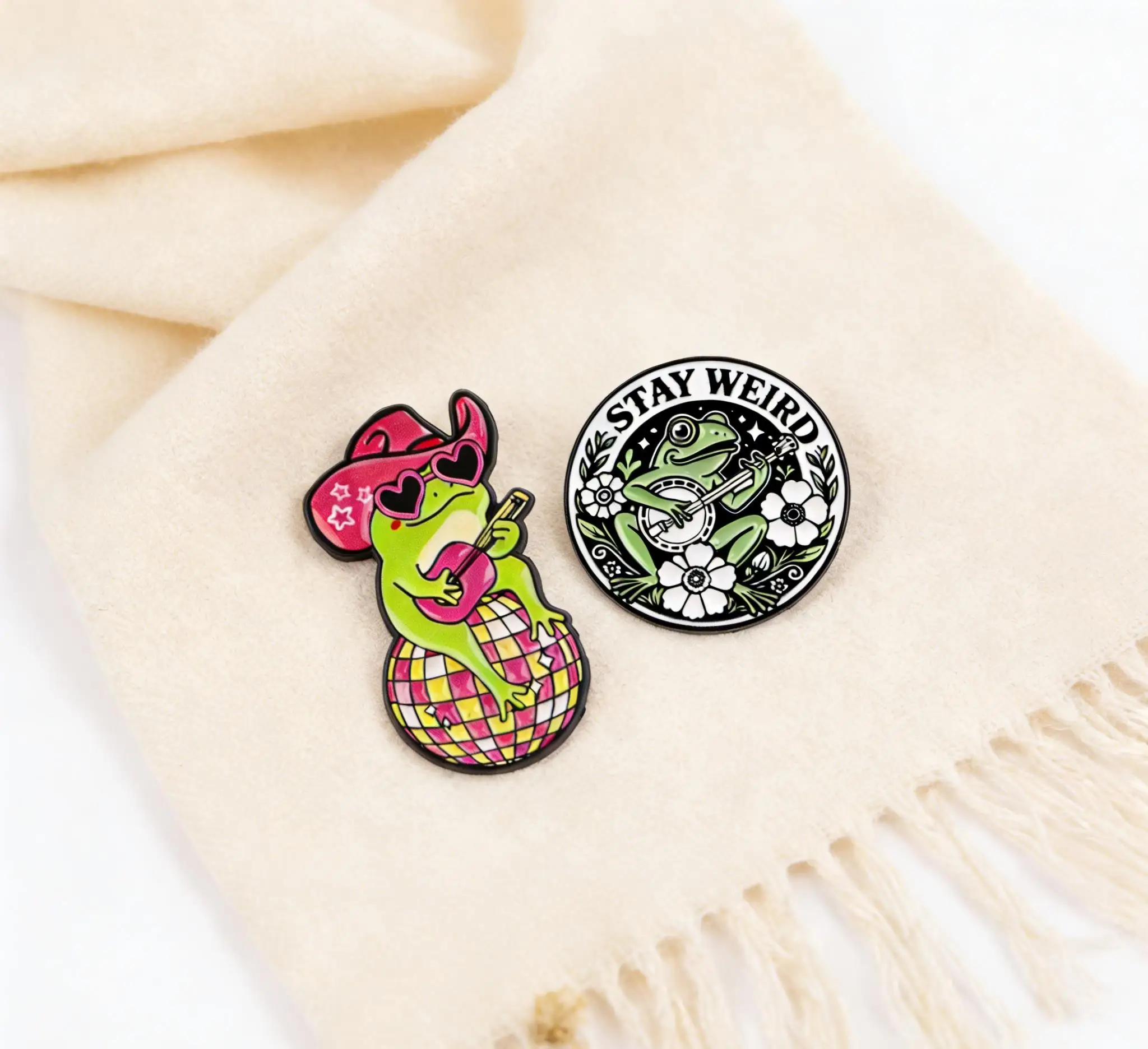 2er-Set Gitarren-Frosch-Emaille-Pins, Metallbrosche für Rucksack, Hut, Tasche, Kragen, Revers, Abzeichen, Herren- und Damen-Modeschmuck-Kollektion, Geschenke