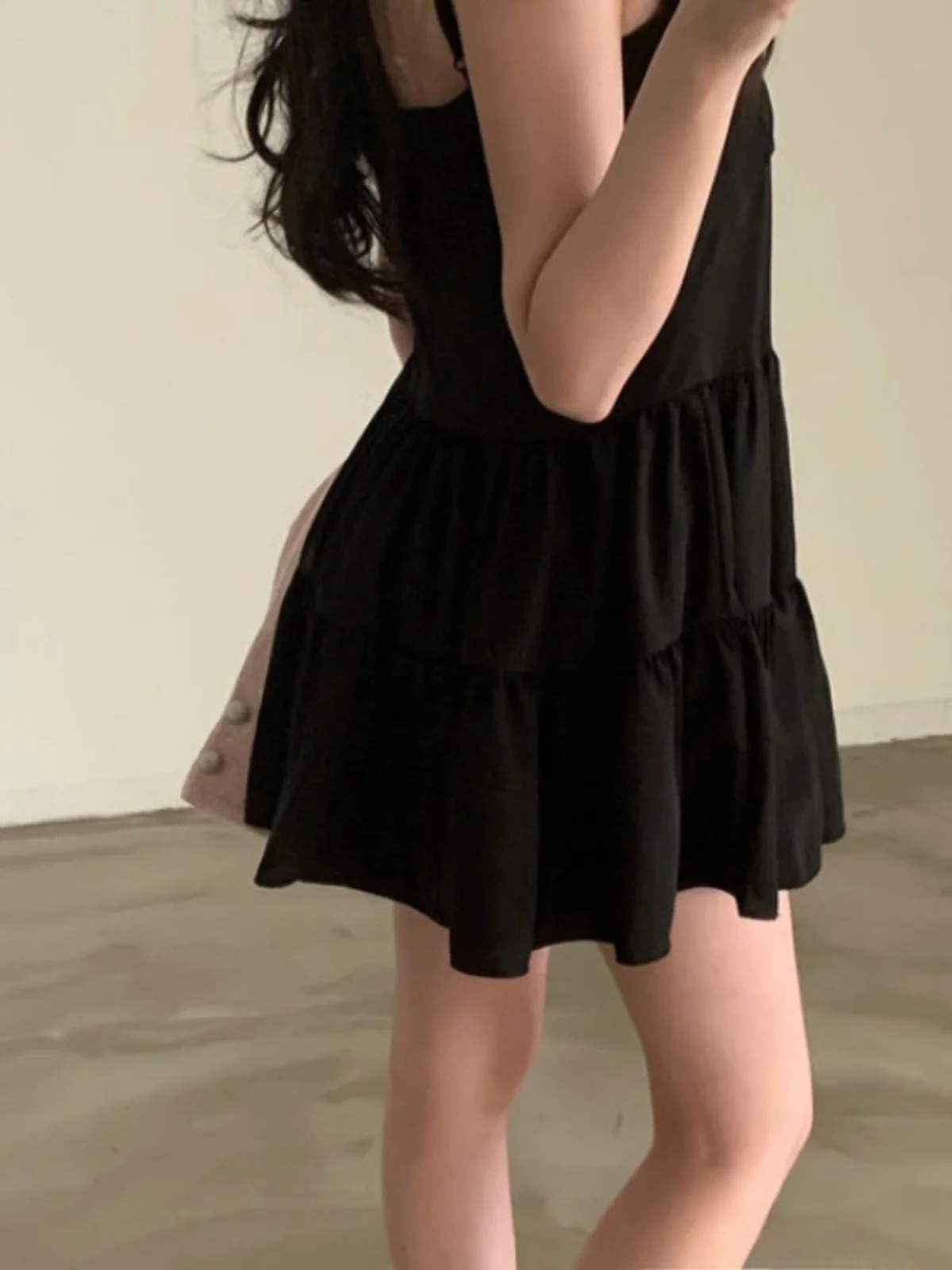 فستان أنيق بحزام على شكل حرف v للنساء 2025 نمط كوري جديد فستان دمية مضاد للشيخوخة تنورة قصيرة ملابس داخلية غير رسمية للتنقل