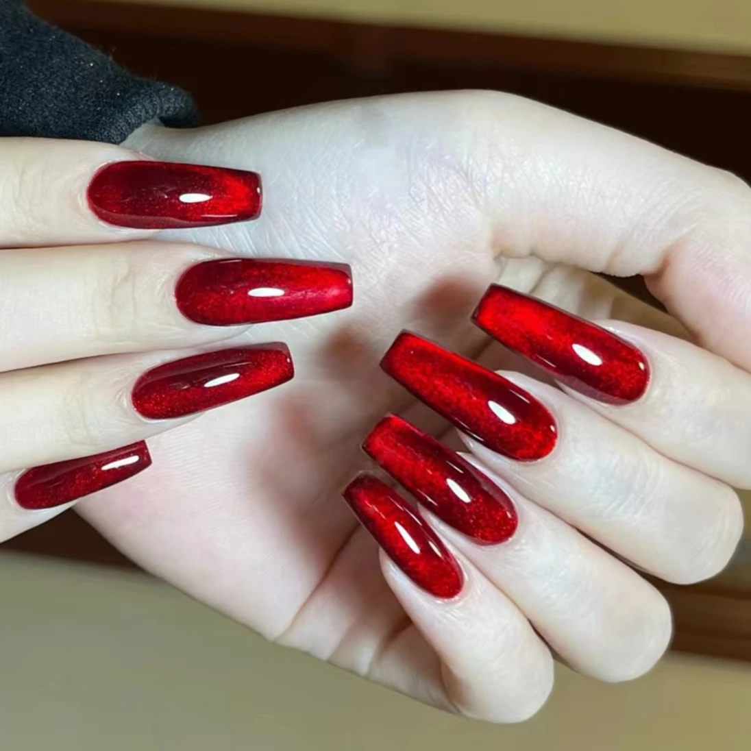 チャームグリッターレッドロングバレエフェイクネイルアートハロウィンY2Kシャイニーキャットアイポインテッドフェイクネイルスクエアラウンドアーモンドプレスオンネイル