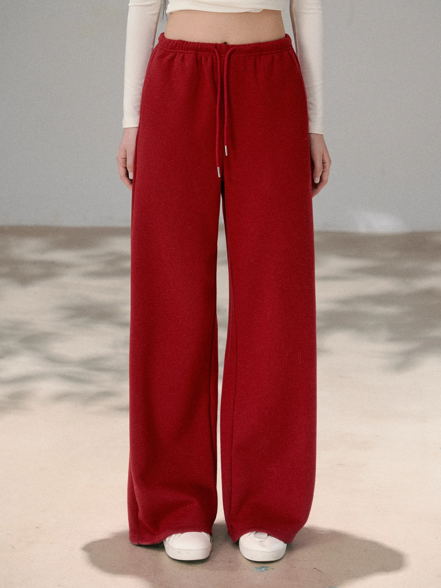 

OIOI E Красные широкие брюки для женщин, повседневные прямые брюки, весенние мягкие брюки с эффектом похудения, длинные брюки на Новый год