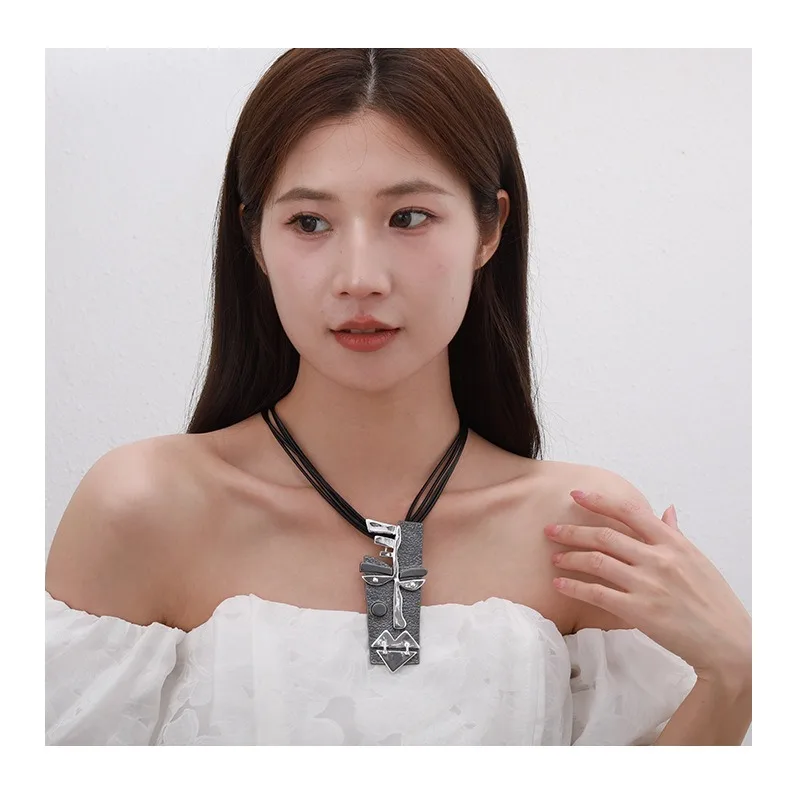 

Exclusive for Women's Short Necklace, Personalized Face Trend Exaggerated Pendant, Geometric Collarbone Chain