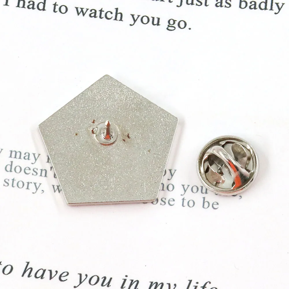 Peacemaker Dove Badge Pigeon Logo المينا دبوس الفيلم الطرفية مجوهرات المشجعين هدية #2