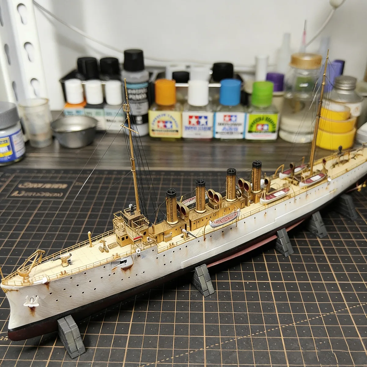 1/350 HMS Chester Reconnaissance Cruiser Modello di assemblaggio 37 cm con parti dettagliate Navi Modello Nave Giocattolo Ornamento Modello di nave da guerra