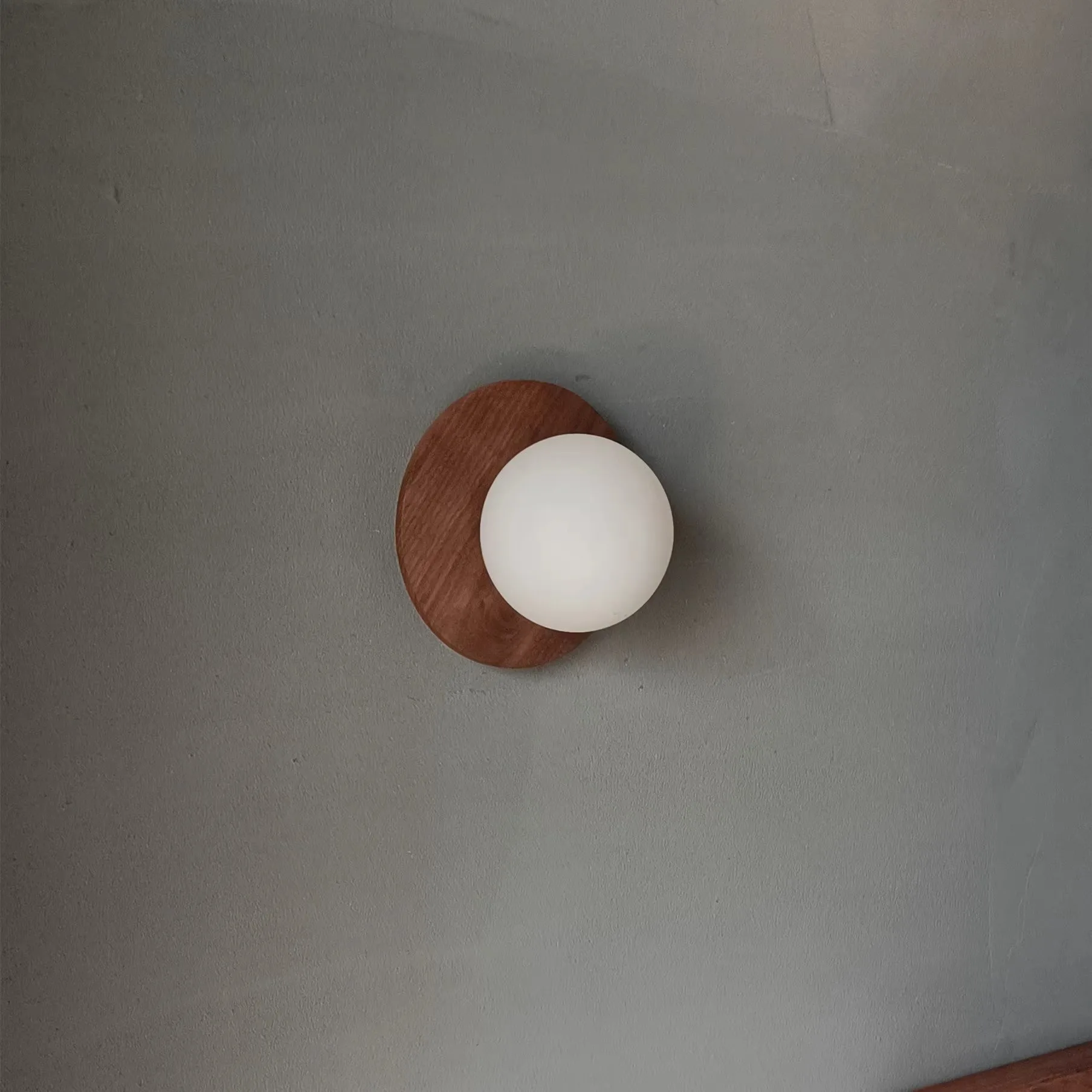 Imagem -02 - Wabi-sabi Wall Sconce Lights Walnut Wood Moon Glass Brass Simples Luzes Modernas para Quarto Cabeceira Sala de Jantar Corredor