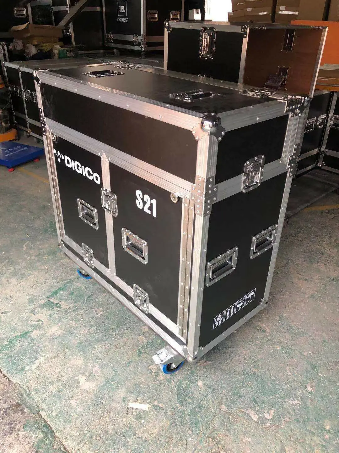 Digico S21 mixing console flight case, hydraulic S31 rack integrated shockproof and rainproof reinforced case for transport.
