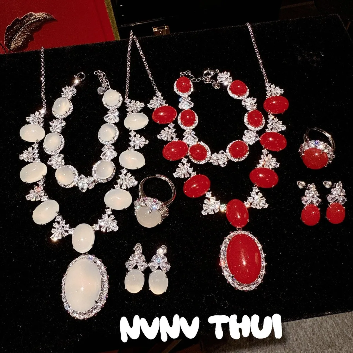 

Women's Green Chalcedony Agate Jewelry Set with Necklace Earrings Bracelet And Stud Earrings - Fashion Accessory Kit