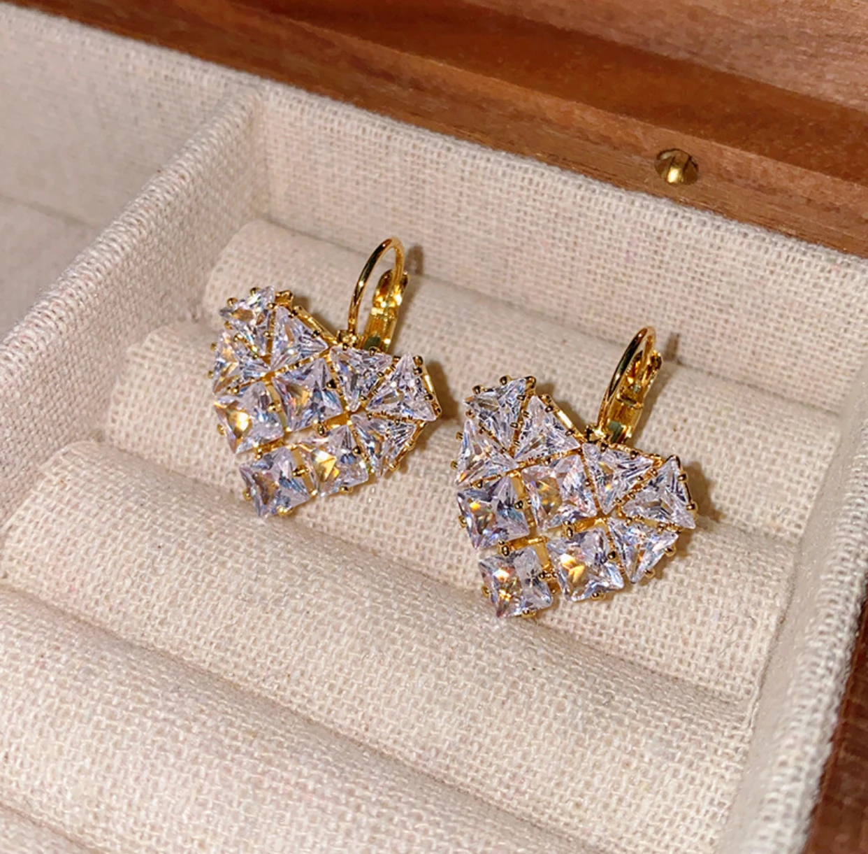 [Sweet] Japanese and Korean Simple Zircon Heart Ear Clasp, Fashionable and Elegant Earring, Luxurious and High-end Earring