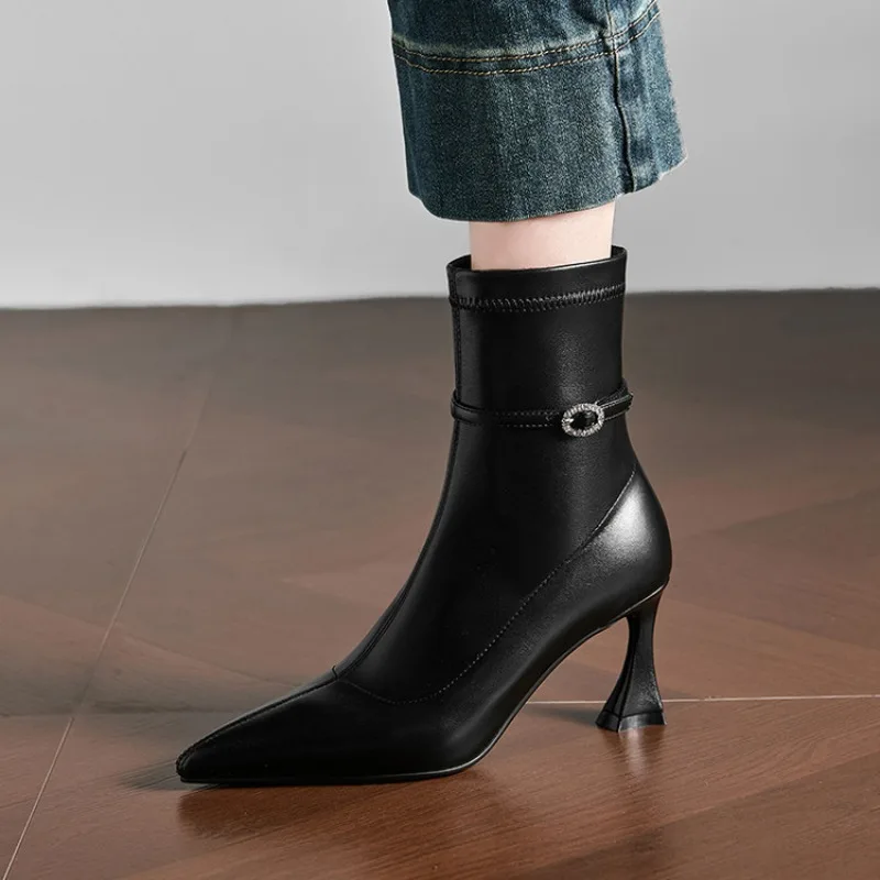 أنيقة حذاء من الجلد للنساء جديد 2025 شتاء الخريف أسود أبيض قصير التمهيد رقيقة الكعوب أحذية الحفلات سيدة