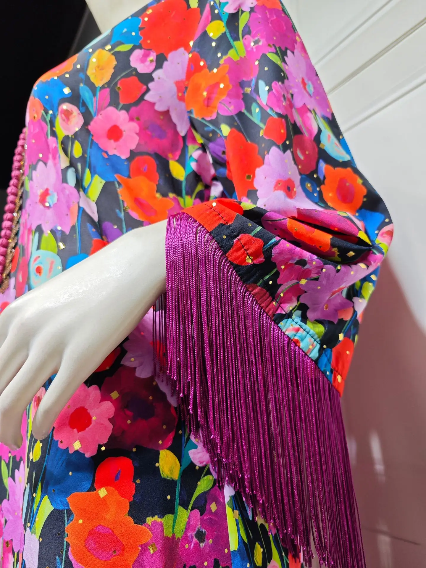 

2025 мусульманское красочное повседневное женское платье с цветочным принтом, мусульманский этнический стиль, повседневные свободные халаты, вечерние платья с кисточками и рукавами в Дубае