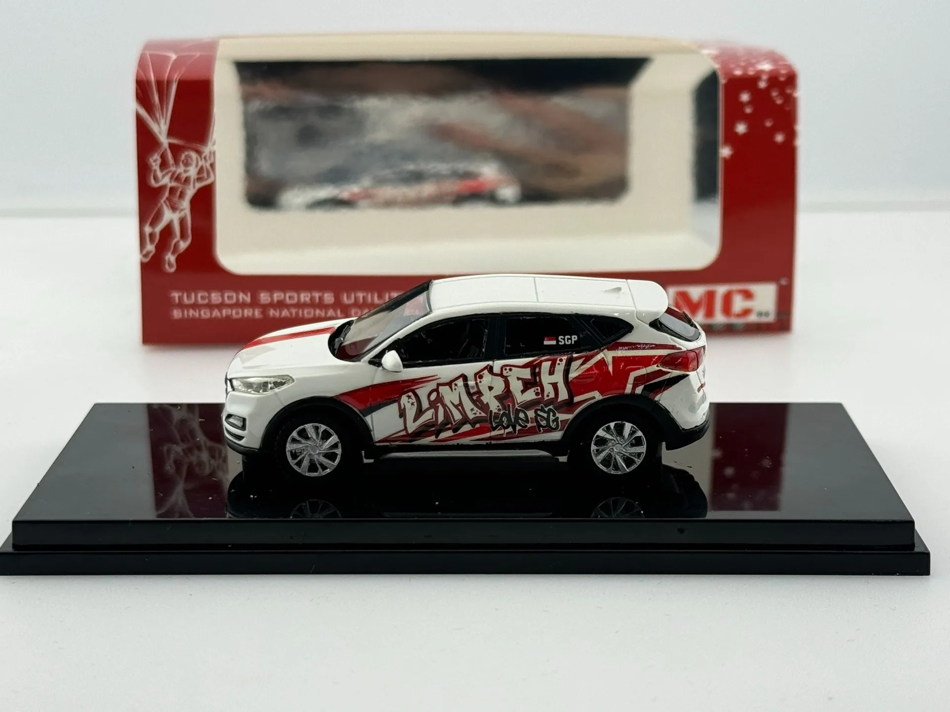 Moulé sous pression MC 1/64 échelle singapour fête nationale spécial sport utilitaire voiture résine modèle de voiture jouet à collectionner cadeau Souvenir affichage