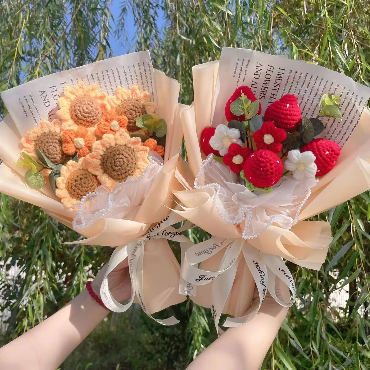 Artificial Crochet Strawberry Sunflower Stuffed Plants Finished Knitted Flowers Bouquets Valentine Birthday Graduation Gifts 꽃인형