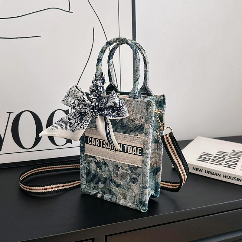 

Women's Daily Essential, Chic Handbag with Niche Details, Versatile Satchel for University