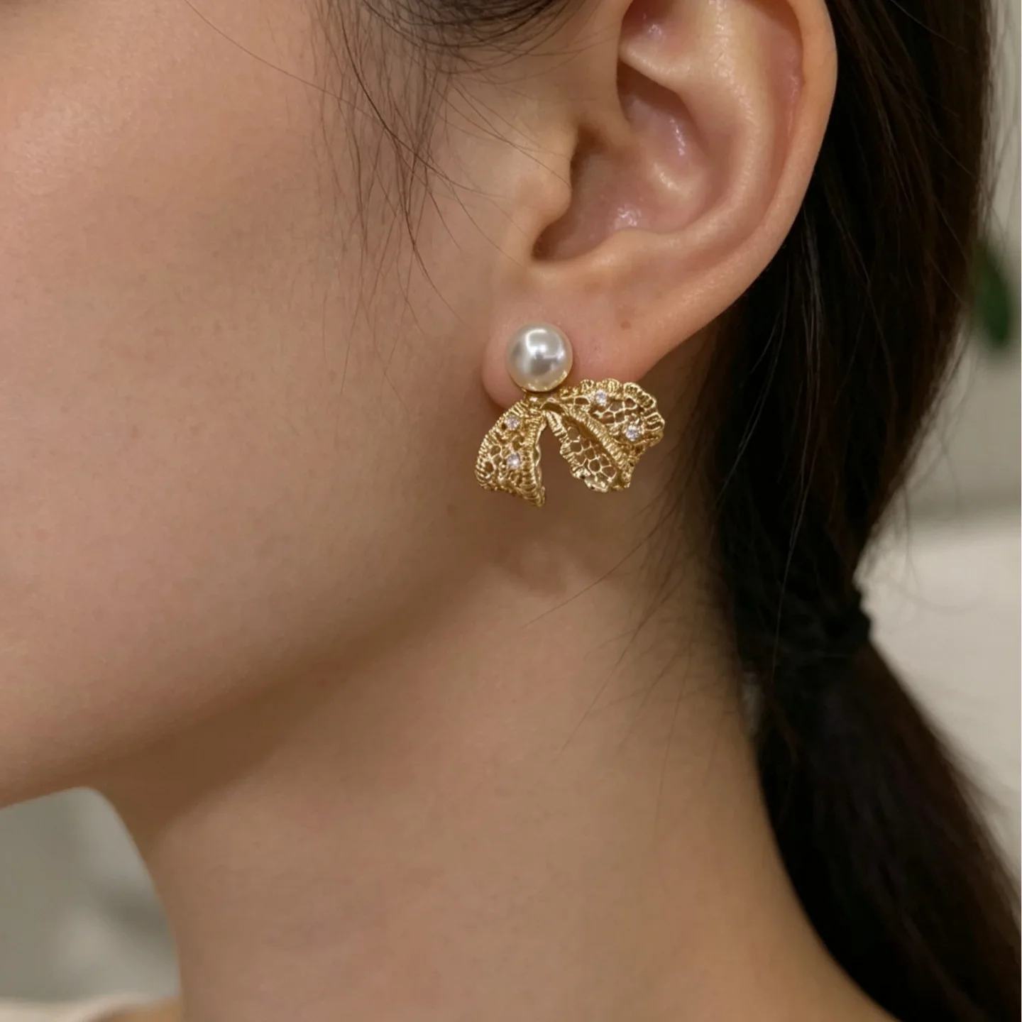 2026 New Delicate Thousand Gold Wind Lace with Bow Pearl Stud Earrings Unique and Beautiful Earrings Premium Earrings