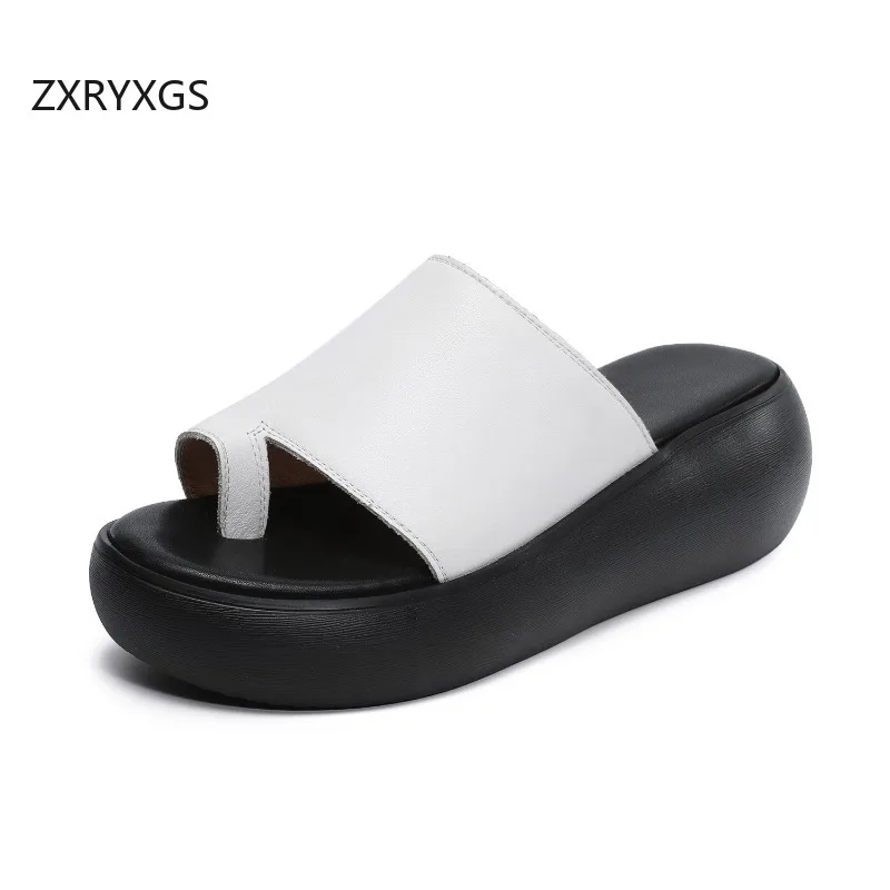 

ZXRYXGS Премиальные шлепанцы из воловьей кожи с ремешком между пальцами, летние сандалии 2026, новые модные женские шлепанцы на платформе с увеличенной танкеткой, вьетнамки