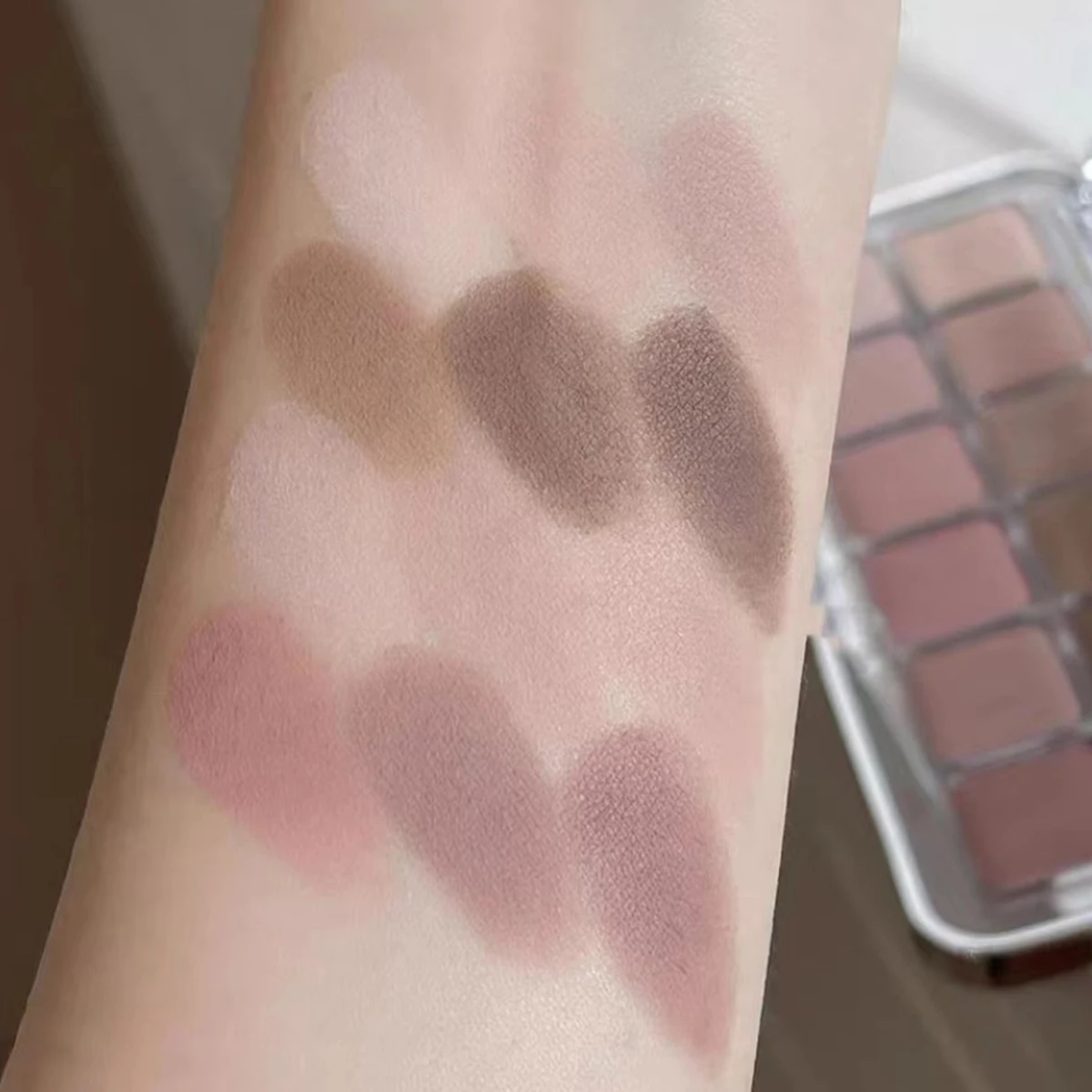 Paleta de sombras de 12 cores para aparência versátil diurna à noite – misturável, de longa duração e altamente pigmentada. Eleve seu olho Ma