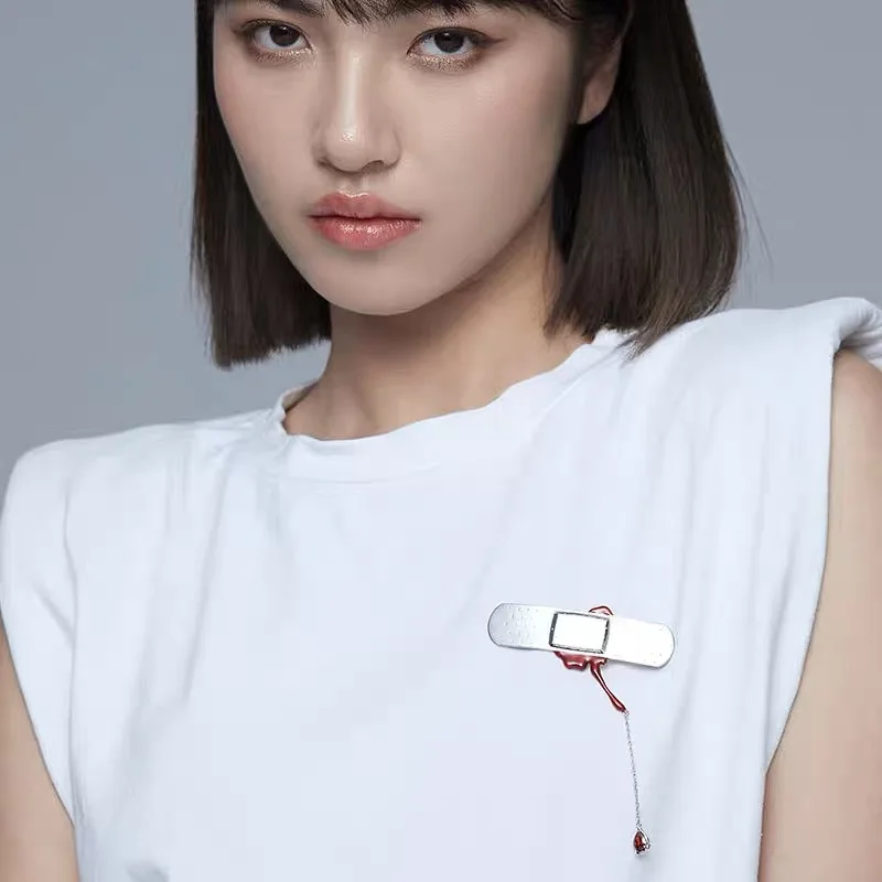 Kreative Nachahmung Pflaster Und Blutungen Blut Abzeichen Pins Brosche Trendy Metall Legierung Emaille Quaste Revers Pin Schmuck Zubehör
