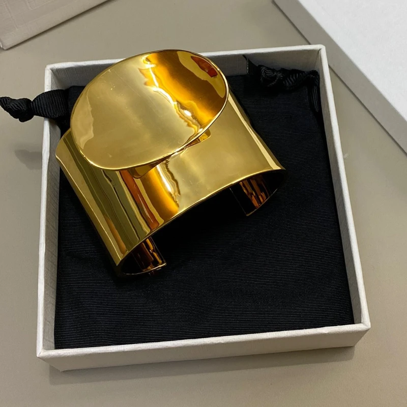 

Europe Famous Designer Brass Plated Gold Smooth Round Earrings Wide Bracelet Women Top Quality Luxury Jewelry Trend