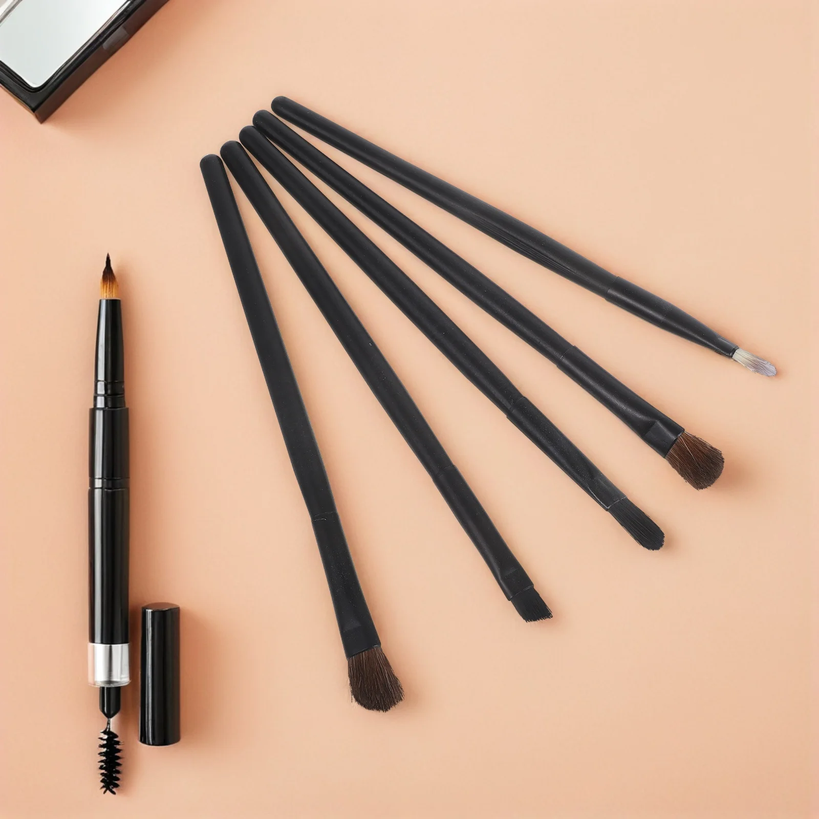 Set di pennelli per trucco occhi da 5 pezzi Pennelli portatili per ombretto nero eyeliner Custodia compatta Kit essenziale per l'applicazione quotidiana