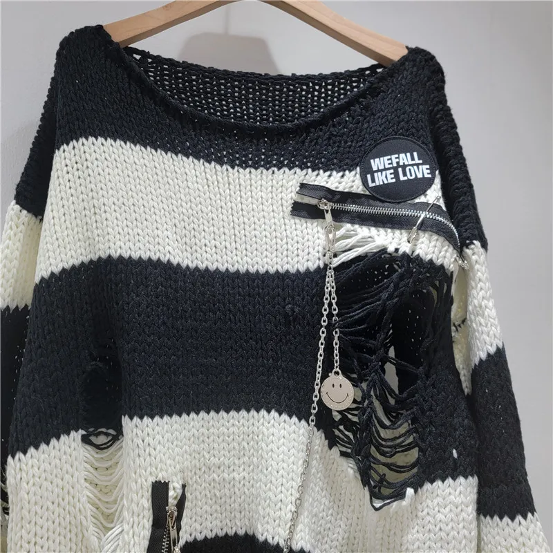 เสื้อถักลายริปสไตล์อาร์ติซานพร้อมลายทางโดดเด่น ทรงโอเวอร์ไซส์ สไตล์เก๋ไก๋อย่างง่ายดาย เสื้อสเวตเตอร์ที่คุณต้องมีติดตู้เสื้อผ้า