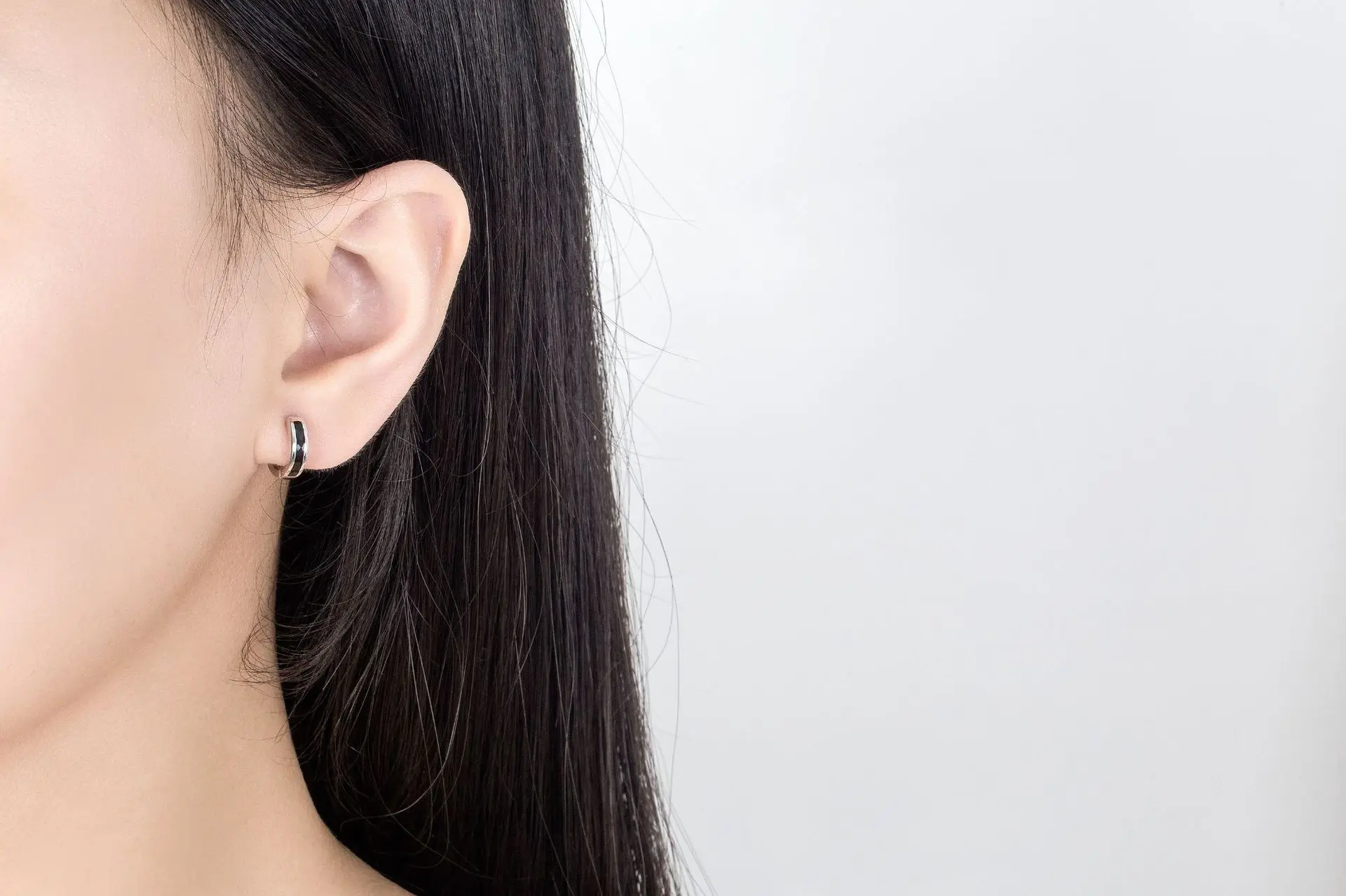 2023 Original Classic Silver Color Small Hoop Earrings White Black Personality Piercing Earings For Women Men Fine Jewelry Gift