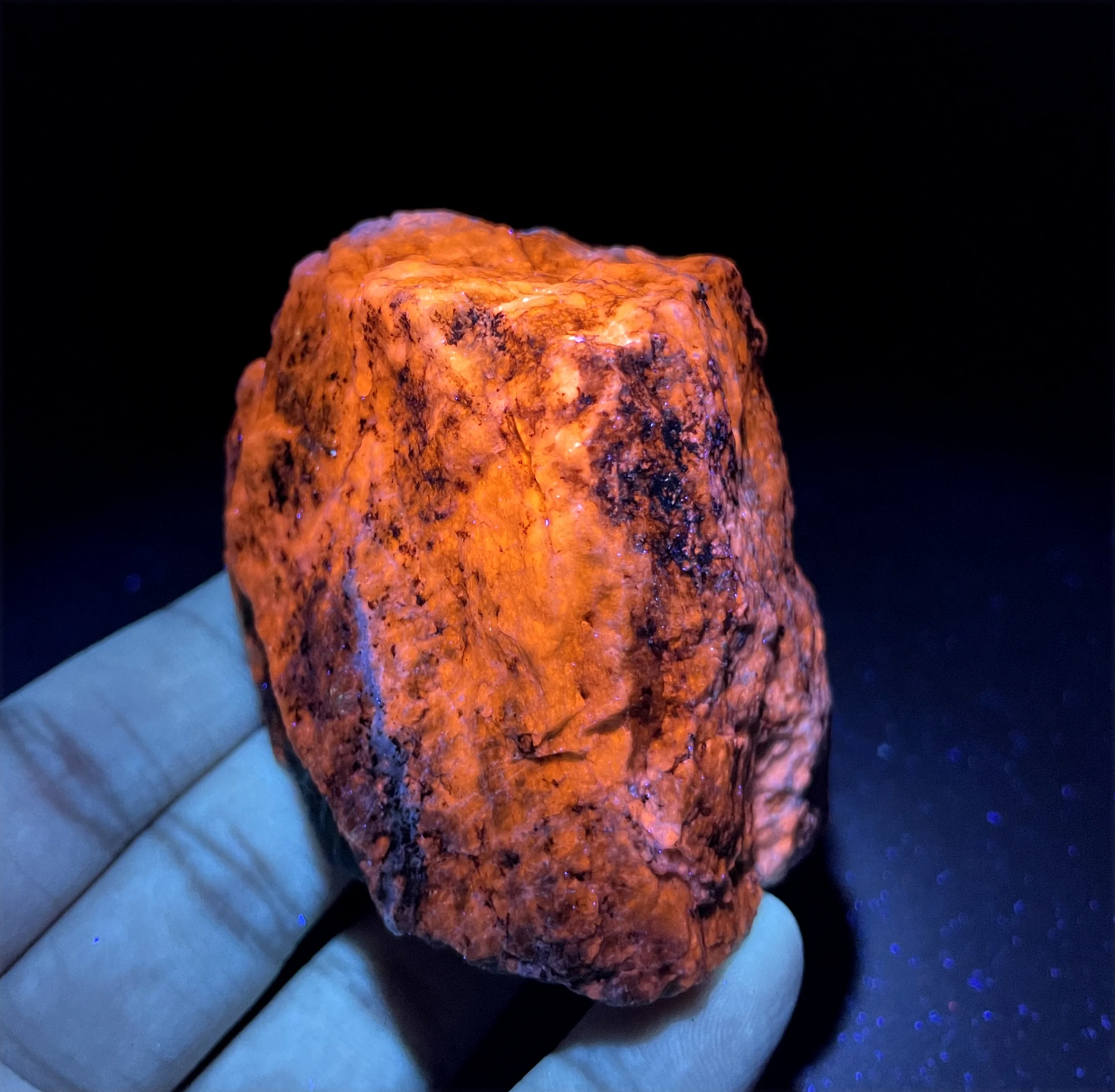 

BEST! 100% Natural Afghan orange Fluorescent blue Sodalite Mineral Specimens stones and crystals quartz