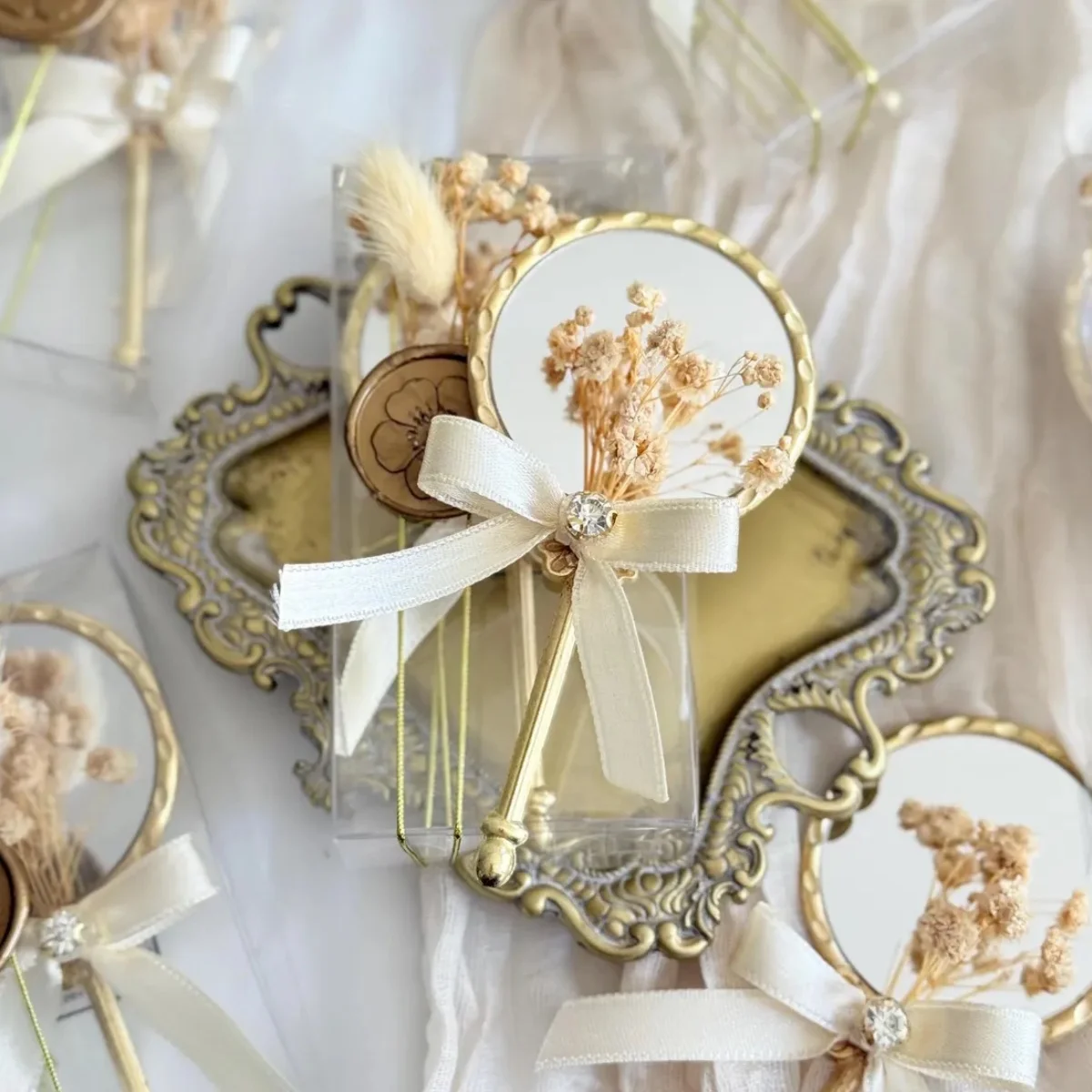 

Персонализированное золотое ручное зеркало: подарок на память для детского душа