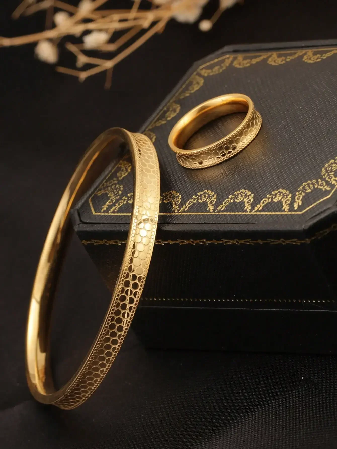 

1 Set 18K Gold Dragon Scale Pattern Titanium Steel Bracelet & Closed Ring, Simple & Fashionable, Suitable For Women's Daily Wear
