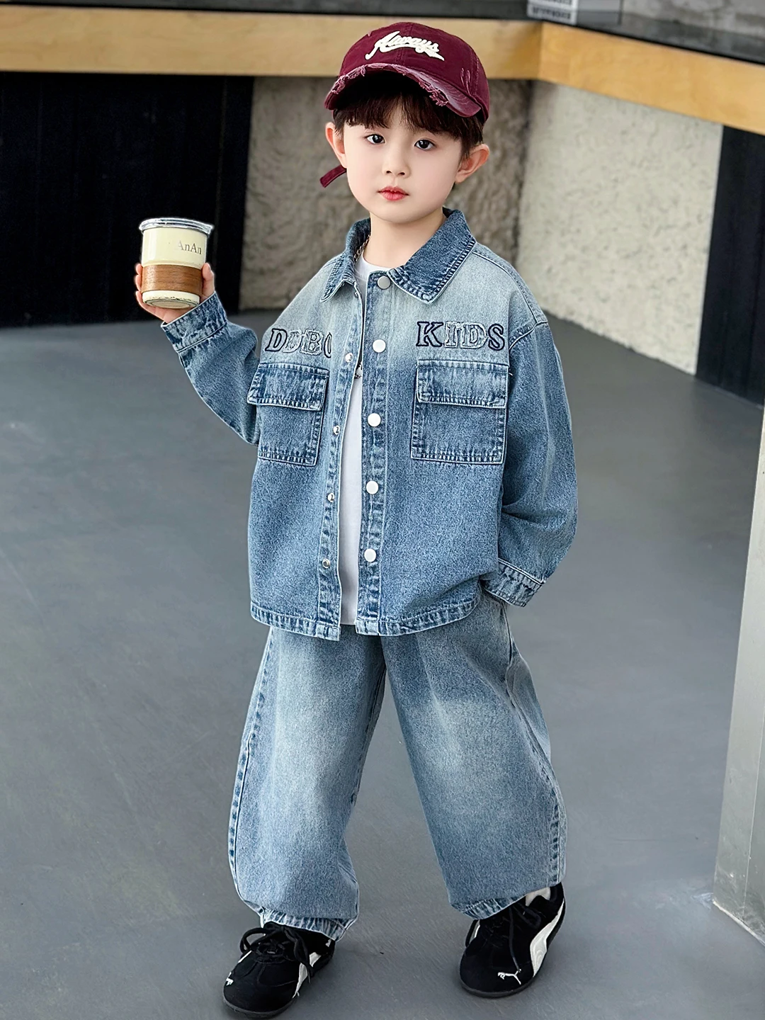 

Комплект из джинсовой куртки и брюк для мальчиков с вышивкой, спортивный повседневный модный костюм из двух предметов, весенне-осенний наряд для маленького мальчика, с длинными рукавами и длинными штанинами