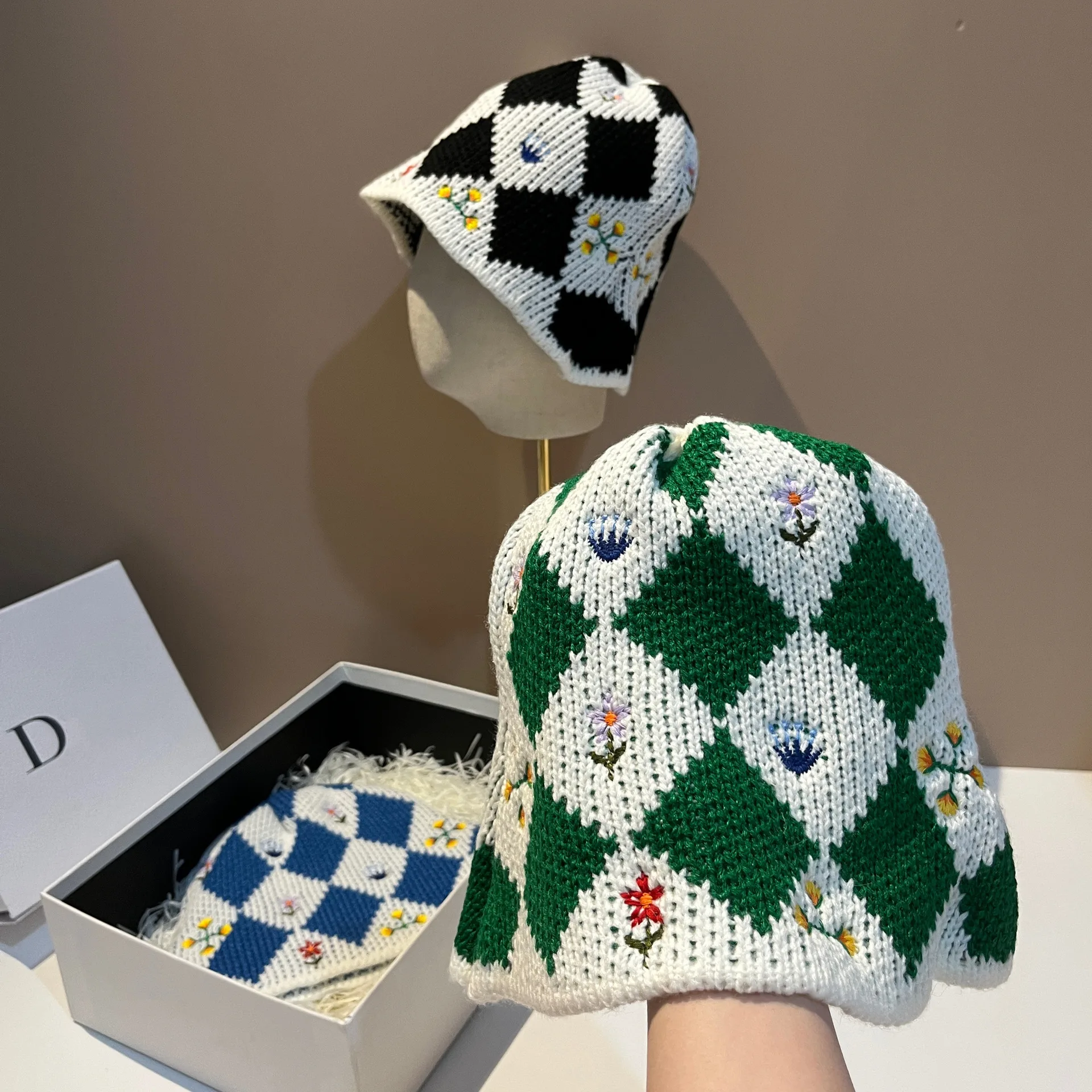 

2025 New! Women's Retro Fashion Crochet Bucket Hat - Ins Small Fresh, Embroidery Flower, Light Luxury Hats for Women