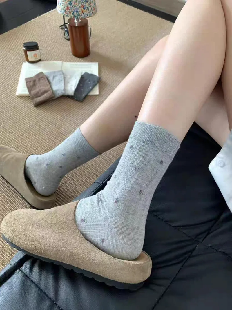 1/4 paar Frauen Herbst Winter Kleine Blumenmuster Mitte Rohr Socken Retro Modische Maillard Stil Weiche Bequeme Freizeit Socken – Detail 4
