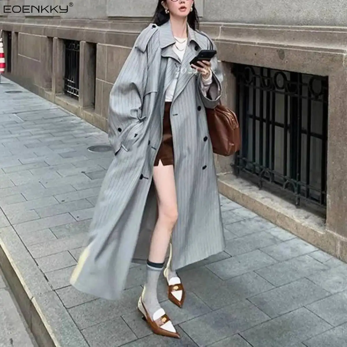 

EOENKKY Полосатый двубортный дизайн, очень универсальный. 2024, весенний новый стиль, женское высококачественное длинное свободное пальто