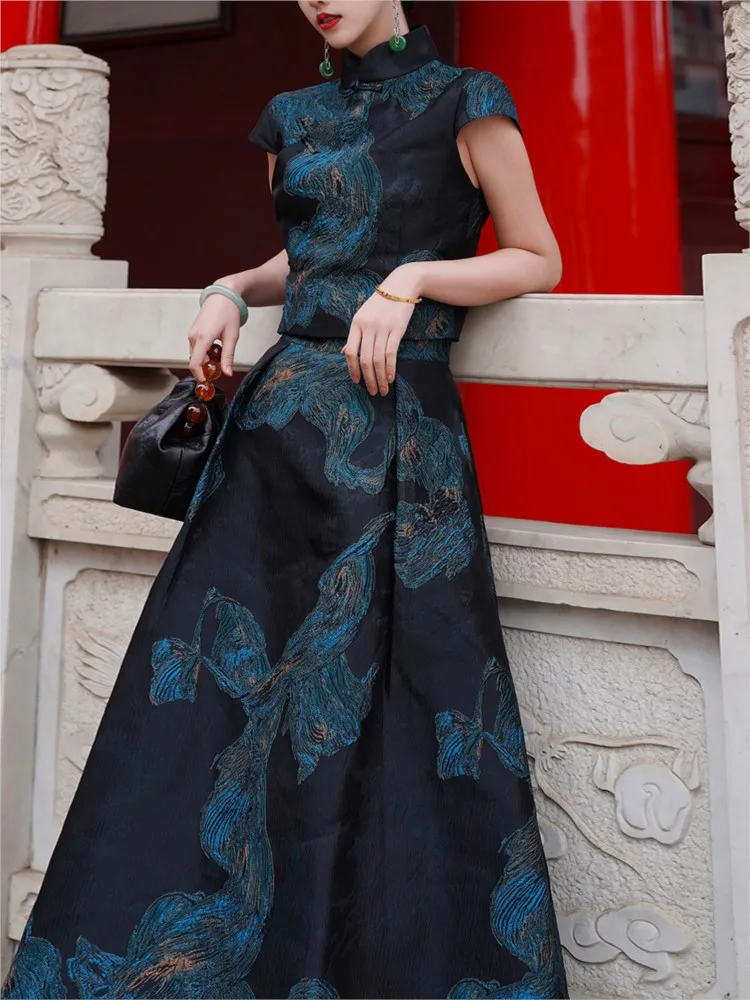 

A new Chinese-style silk gilded embroidery slanted cheongsam top and skirt set