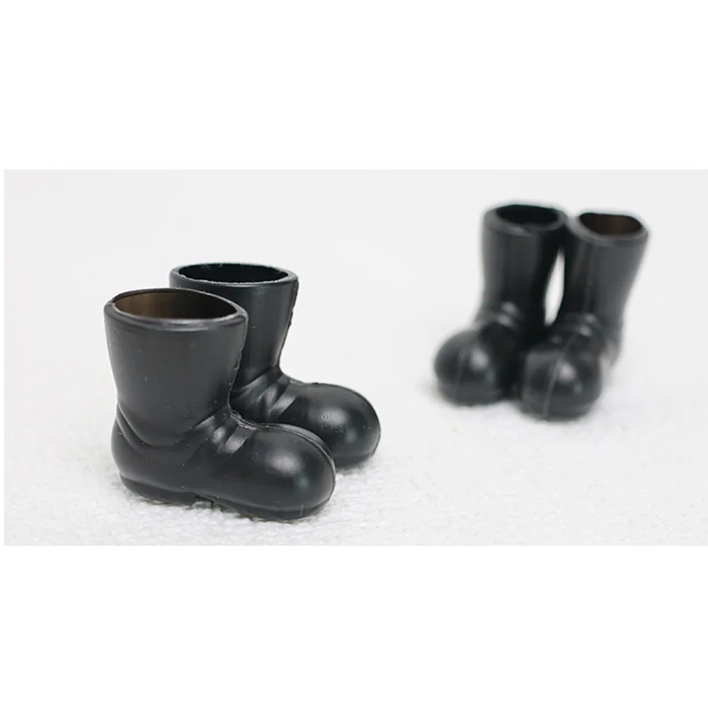 รองเท้าซานต้าจิ๋วสำหรับบ้านตุ๊กตา ขนาด 1:12 รองเท้าซานต้าจำลองแบบนิ้วเท้าใหญ่ ทำจากพลาสติกสีดำ รองเท้ากันฝนจิ๋วสำหรับบ้านตุ๊กตา เด็กๆ