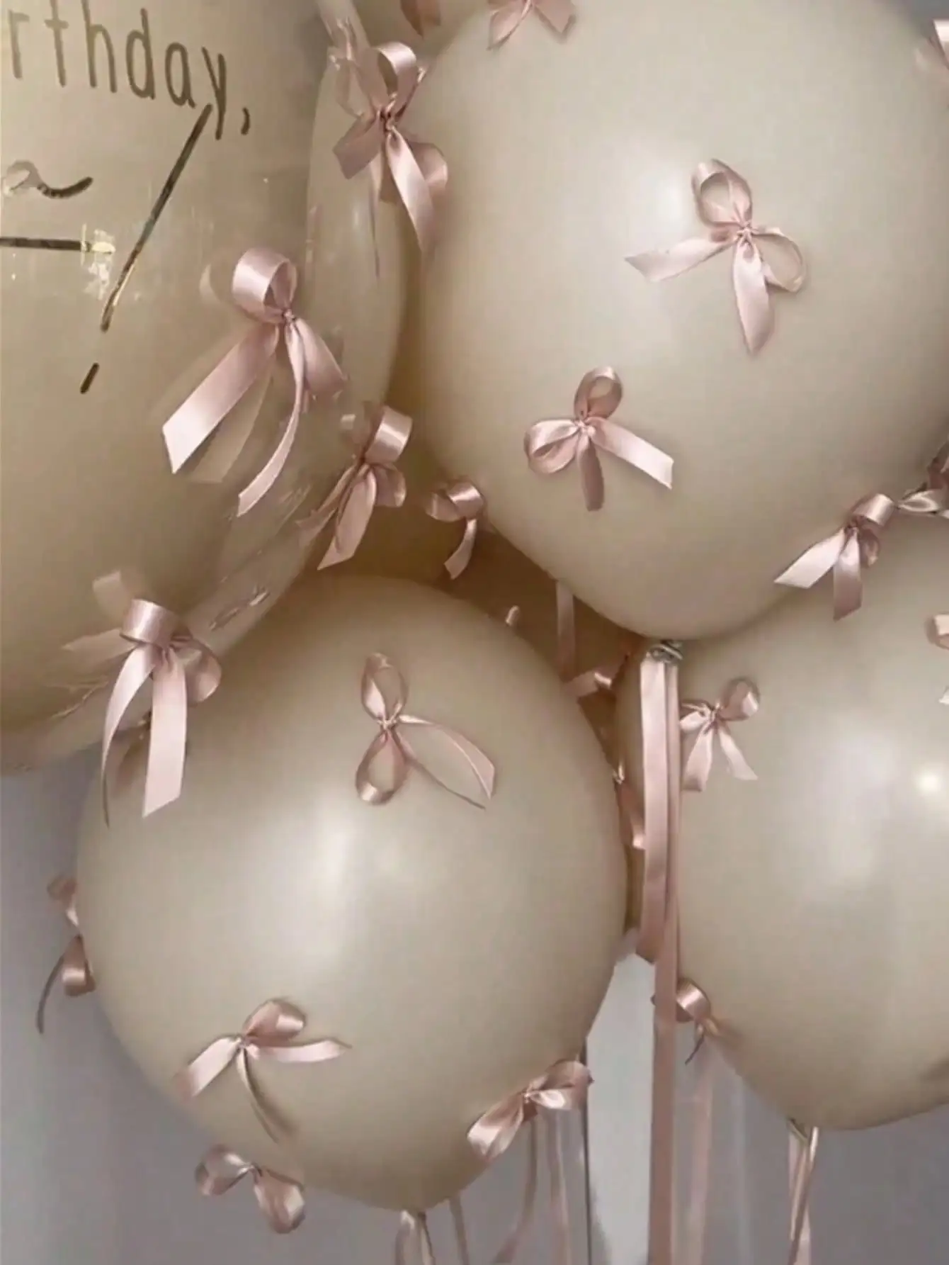 بالونات لاتكس بيضاء رملية مقاس 12 بوصة مع عقدة فراشة ديكور أسلوب بسيط ولطيف لعيد الميلاد وحفلات الزفاف وديكور حفلات الأعياد