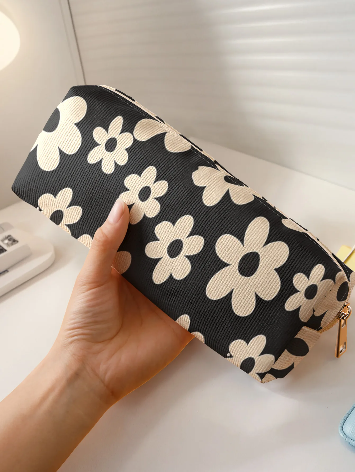 Black White Daisy Floral Print Zipper Pencil Bag Cute Student Stationery Pouch Portable Cosmetic Storage Case