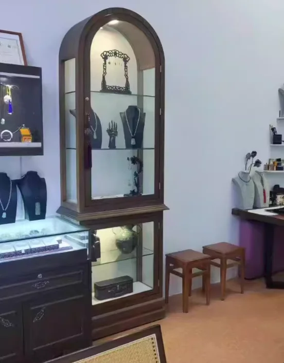 

YJ Curved Glass French Retro Jewelry Nakajima Shelf Medieval Jewelry Display Cabinet