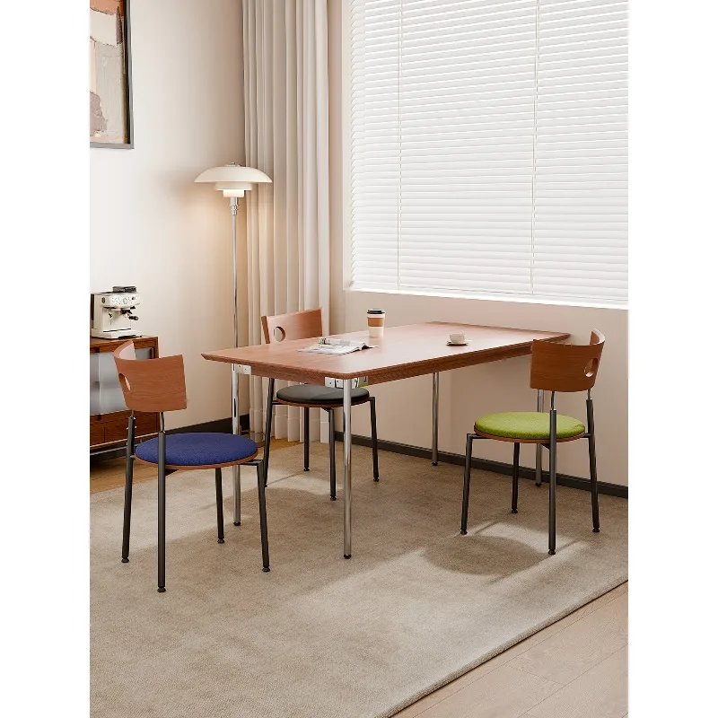 เก้าอี้ทานอาหารสไตล์เรโทร เก้าอี้พนักพิงไม้เนื้อแข็งสแตนเลส เก้าอี้พักผ่อนแบบซ้อนได้สำหรับอพาร์ทเมนต์ขนาดเล็ก