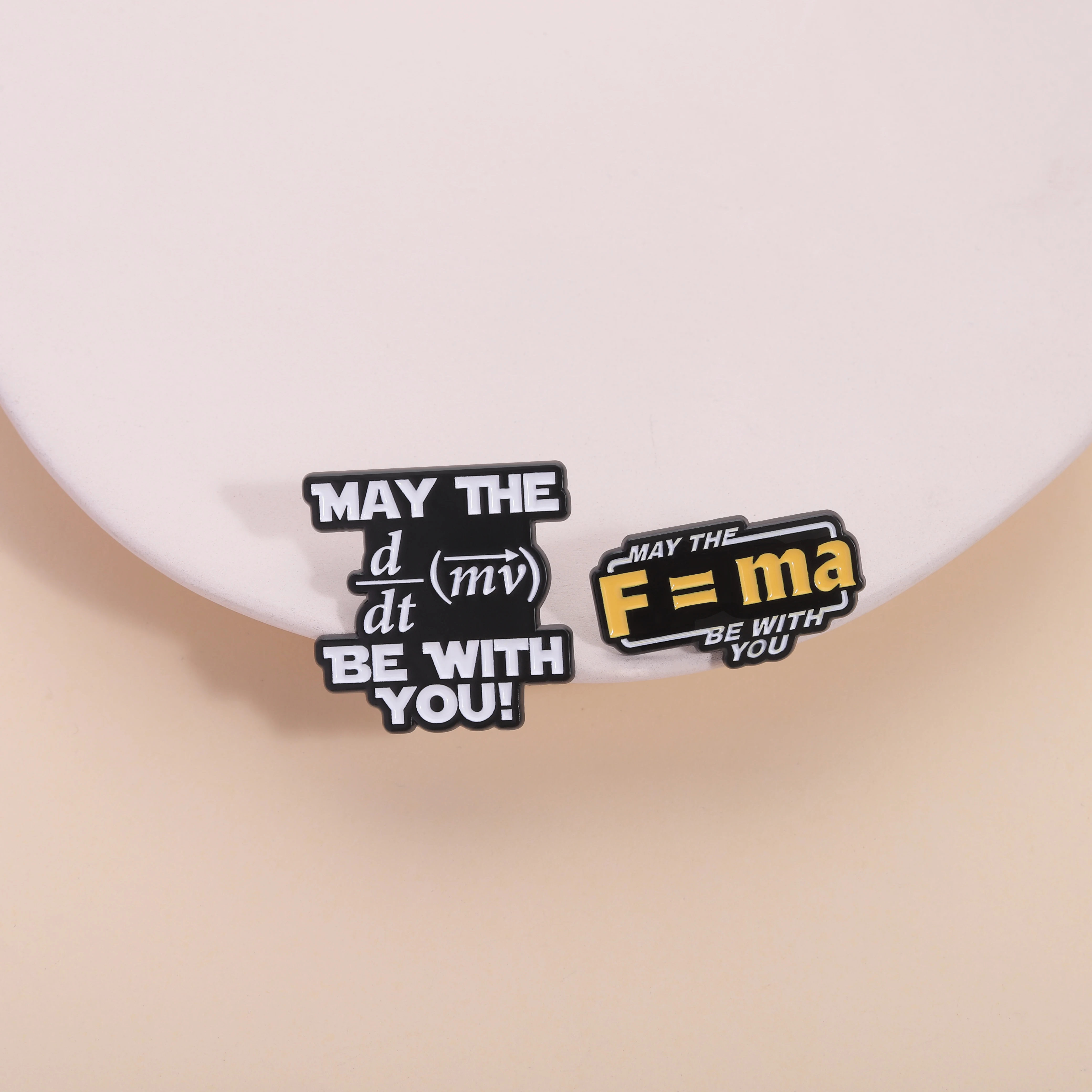 may-the-force-f-ma-be-with-you-Эмалированная-булавка-Научная-фантастика-Тематические-фильмы-Классические-линии-Брошь-Значок-на-лацкане-Ювелирные-изделия-Подарки-Одежда-для-фанатов