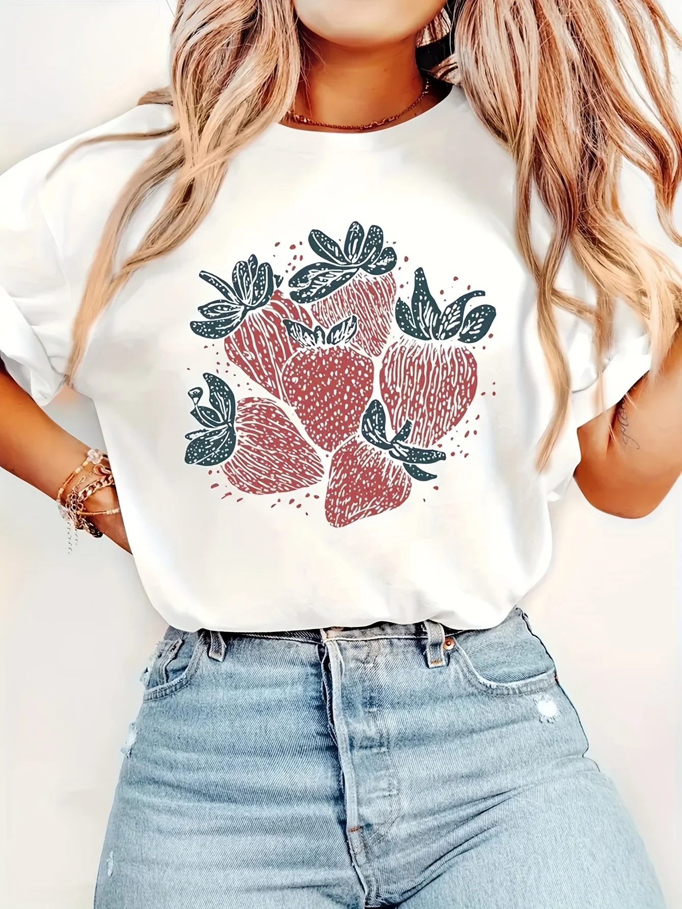 

Футболка с короткими рукавами и клубничным принтом, повседневный и универсальный стиль, подходящая для летней повседневной носки и выхода.