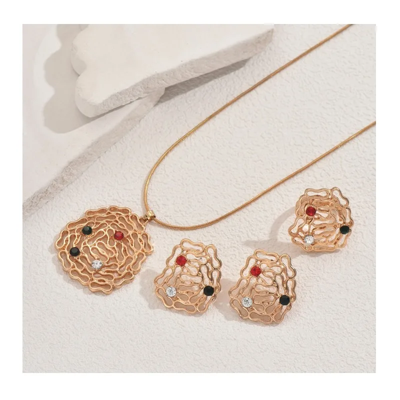 

Новый стиль: женский комплект украшений — кольцо и ожерелье, геометрические серьги с цветными бриллиантами, универсальные ажурные украшения для женщин