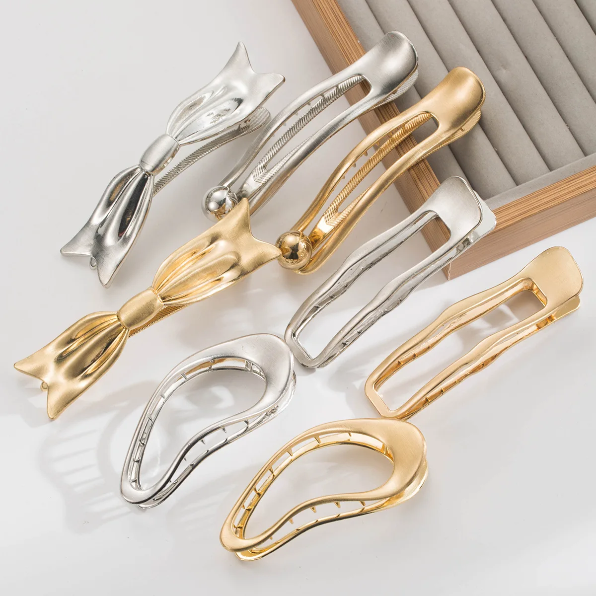 Chic Metallic Bow Spring Clips Geometric Hair Clips Set Hollow Duckbill Barrettes Trendy Non Slip Hair Pins For Girls Styling