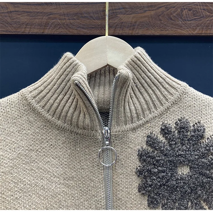 Knitted zippered cardigan with wrinkled chrysanthemum jacquard pattern, high collar short jacket, new for autumn and winter 2024