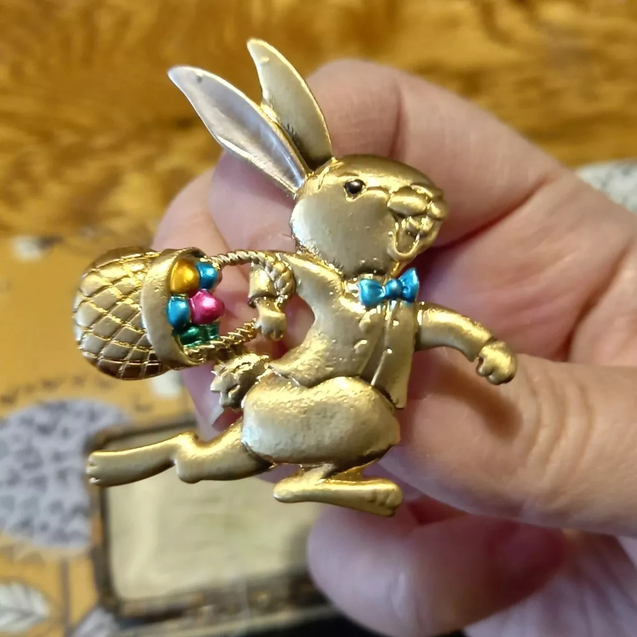 Women Men Fashion Gold Color Easter Bunny Rabbit Enamel Badges Brooch Vintage Style Lady Classic Retro Cute Animal Pin Buckles
